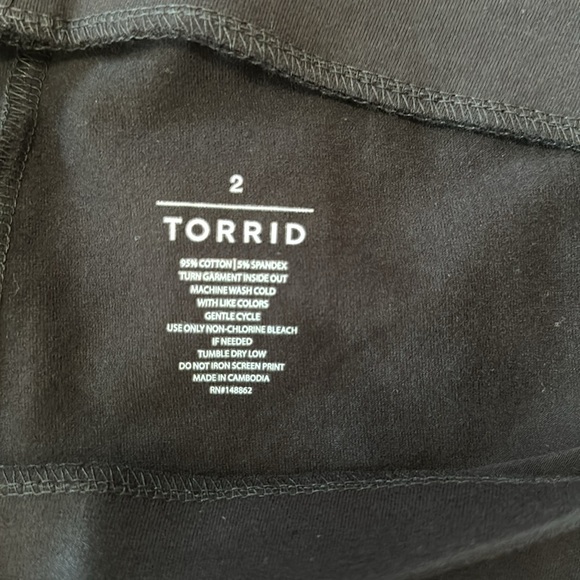 Torrid Floral Graphic Cropped Leggings - Picture 3 of 9